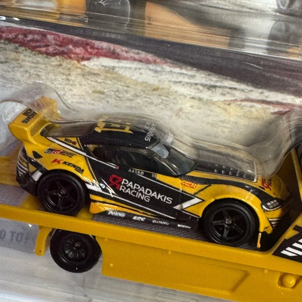 Hot Wheels Team Transport ’20 TOYOTA GR SUPRA & FLEET STREET #86 - Picture 2 of 9
